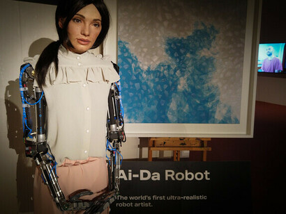 Ai-Da Robot, Abu Dhabi Art. Elle est le premier robot humanoïde et artiste