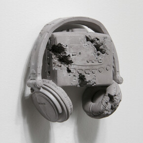 Daniel Arsham, "Obsidian Eroded Walkman" 2014, Obsidian fragments, ground glass, hydrostone, 16,5 x 18 x 7,5 cm / 6 1/2 x 7 x 3 inches, Courtesy Galerie Perrotin
