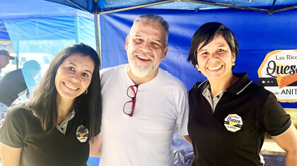 Anita Acosta y el chef Tomás Fernández en el puesto de 'Los ricos quesos de Anita' en Caracas, Venezuela