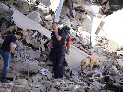 Volontari tra le macerie alla ricerca di superstiti