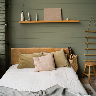 Quarto decorado. Sabendo a função e ponto de destaque do ambiente, pode-se dar sequência no projeto, fazendo com que as escolhas de iluminação, materiais, texturas e cores sejam feitas com mais segurança