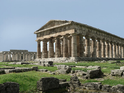 Nel capitolo dedicato a Paestum, Ungaretti rileva come l’ambiente malsano di cui sono circondati i templi “ha difeso per noi dalla morte il miracolo della loro forza"