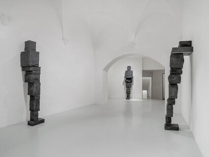 Antony Gormley, What holds us, vista della mostra. Cortesia di Galleria Continua