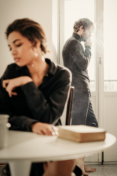 Division. Plus on nie ce qui se contredit, plus s’établissent l’ajustement, la satisfaction et l’insatisfaction