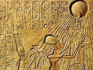 Cada transición intenta reescribir el cielo, pero termina negociando con lo mismo de siempre: el agua. El dios Atón y sus cartuchos