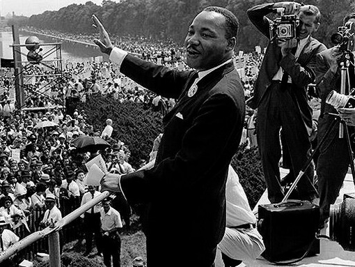 Em pé, nos degraus do Lincoln Memorial, após a Marcha de Washington por Empregos e Liberdade (EUA, 1963), Martin Luther King Jr. começava seu famoso discurso. Eu tenho um sonho de que um dia todo vale será enaltecido, toda colina e montanha serão rebaixadas, os lugares acidentados serão aplainados e os lugares tortos serão endireitados; e a glória do Senhor será revelada e todos os seres a verão juntos