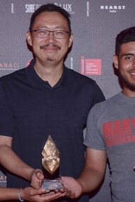 Los actores protagonistas de «José», Enrique Salanic y Manolo Herrera, y el director Li Cheng (centro), con el premio recibido en Venecia