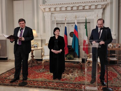 Sonia Brito Sandoval tra Mikhail Rossinsky e l'Ambasciatore Alexej Paramonov