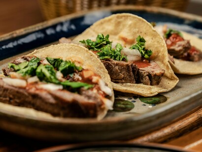 Comida temperada com coentro. A origem do coentro como espécie cultivada permanece incerta, porém, atribui-se-lhe as regiões da Ásia Central, Médio Oriente e Abissínia como centro de irradiação da espécie. Atualmente, o coentro encontra-se disseminado por todo o mundo, sendo amplamente cultivado na zona do Mediterrâneo, na Ásia e na região do Cáucaso





