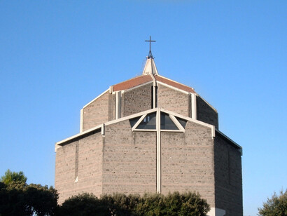 Chiesa di San Policarpo, esterno, sistema delle travi aeree che definiscono un esagono che diventa il nocciolo di una stella a sei punte
