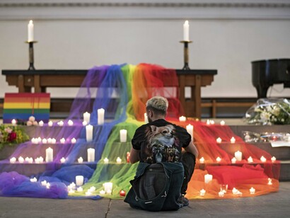 Altar em memória das vítimas de Orlando