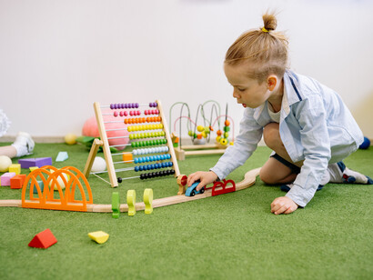 Criança brinca com brinquedos que estimulam a psicomotricidade 