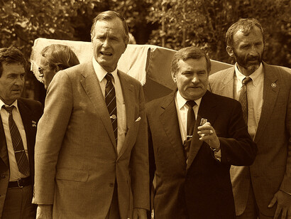 Transición en Polonia: Lech Walesa acompañado por el entonces presidente estadounidense George H. W. Bush