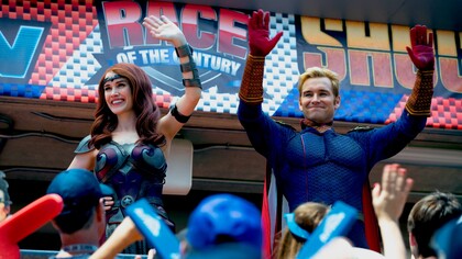 Reina Maeve (Dominique McElligott) y Patriota (Antony Starr) forman parte de Los Siete