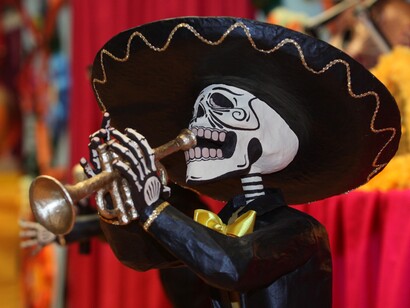 Detalle de un altar preparado para el Día de Muertos