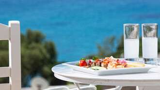 Ouzo acompañado de mezés