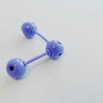 Expliquer comment des choses différentes pouvaient être formées à partir d'atomes identiques était un défi majeur pour les atomistes de l'Antiquité