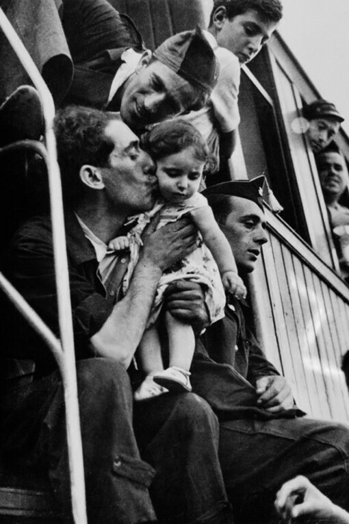 Soldati in partenza da Barcellona per il fronte, agosto 1936. © Robert Capa © International Center of Photography/Magnum Photos
