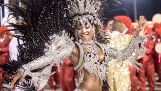 O carnaval em Brasil é um festival de cores e sons onde as plumas e temas folclóricos que remetem orgulhosamente às origens indígenas reinam soberanos