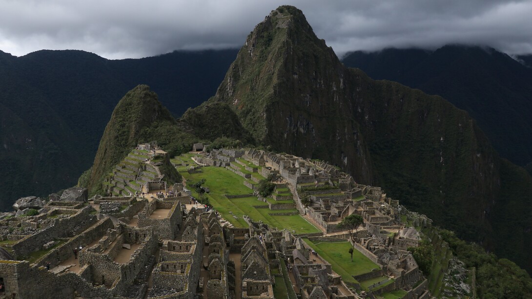 Machu Picchu, Perù. Un luogo inimitabile della nostra Terra pieno tuttora di misteri, di zone d’ombra sul suo stesso significato ma la cui sola esistenza ci permette e in certo senso ci spinge ad approfondire una storia secolare che non può che affascinare e riempirci ancora di stupore e di anelito di conoscenza