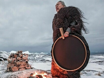 Angaangaq Angakkorsuaq sciamano, guaritore, cantastorie, portatore del Qilaut (tamburo a vento) e anziano dei groenlandesi Kalaallit