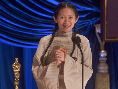 Chloé Zhao, realizadora de «Nomadland», recoge el Óscar a mejor dirección en la Entrega de los Premios celebrada en la Union Station de Los Ángeles. Foto: ABC / AMPAS