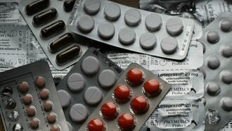 Medicamentos. Os tratamentos medicamentosos mais moderno incluem antidepressivos, como os inibidores seletivos da recaptação de serotonina e norepinefrina (ISRSNs), e anticonvulsivantes, que podem ser usados para reduzir a dor e melhorar o sono. Além disso, pode incluir ou anti-inflamatórios não esteroides (AINEs), embora eles geralmente não sejam eficazes para a dor crônica da fibromialgia