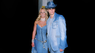 A cantora pop Britney Spears e o seu ex-namorado Justin Timberlake no red carpet do American Music Awards do ano de 2001 