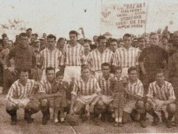 La formazione ufficiale del Real Betis Balompié con i suoi tifosi nel 1953