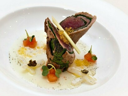 Vitello tonnato Kleine Flamme Style, con sedano marinato, melone al Campari, olio al lemongrass © Arnold Ritter