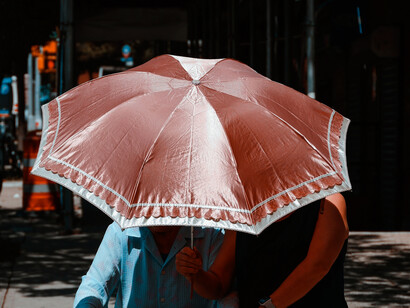 Volontario aiuta un anziano