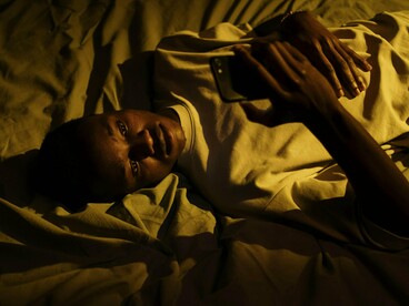 Essa sensação nem sempre aparece de forma intensa logo no início. Muitas vezes, ela começa de maneira sutil. Um desinteresse leve, uma dificuldade maior para se animar, uma sensação de que tudo exige mais esforço do que antes. Aos poucos, aquilo que era natural vai ficando pesado. E o que antes trazia prazer passa a ser apenas mais uma tarefa a cumprir