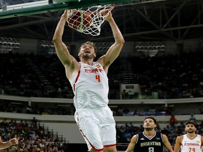 Canasta española en su victoria contra Argentina