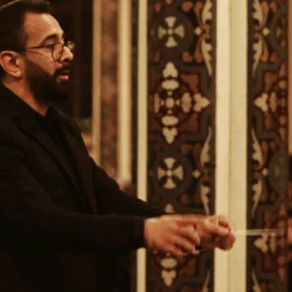 Berny Siles dirigiendo al coro y la orquesta durante la presentación de su misa de réquiem