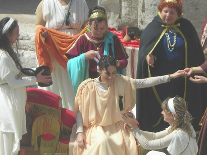 Matrimonio romano, rito confarreatio. ... tenuti fermi dall'hasta caelibaris (probabilmente uno spillone)