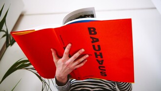 Estudiante leyendo sobre Bauhaus, fotografía de Polina Zimmerman