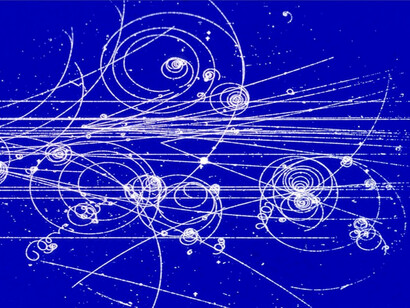 Scie di particelle rilevate in una camera a bolle