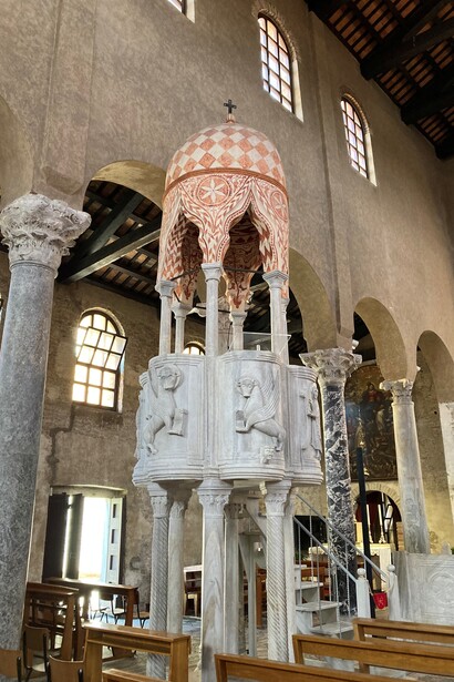 Pulpito policromo, basilica di Santa Eufemia, Grado, Italia, foto di Flavius Roversi