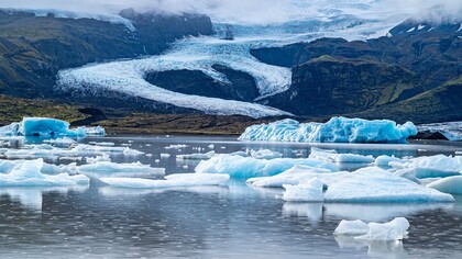 Calotas polares flutuam sobre oceano