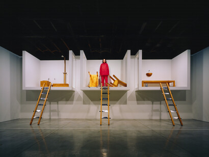 Marina Abramović The House with the Ocean View, 2002-2018, installazione multimediale, letto con cuscino in pietra, lavandino, sedia con cuscino in pietra, tavolo, gabinetto, base della doccia, doccia, tre scale con coltelli, metronomo, bicchiere d’acqua, vestiti. New York, Abramović LLC. Courtesy of Marina Abramović Archives e Sean Kelly, New
York, MAC/2017/072. Credit: Ph. Attilio
Maranzano. Courtesy of Marina Abramović. Archives Marina Abramović by SIAE 2018