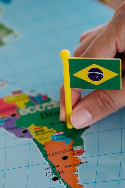 Os colonos portugueses e os senhores de engenho enriqueceram com o comércio de açúcar no Brasil