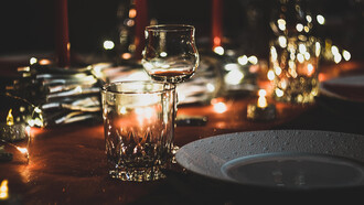 Platos y copas para una cena entre viejos amigos