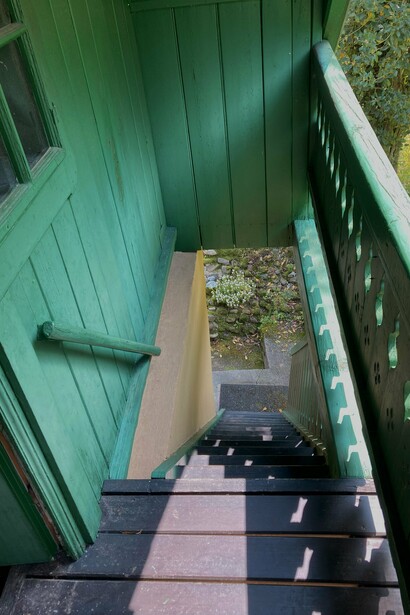 ...si sale al piano per una ripida scaletta e vi si accede attraverso una porticina dal basso architrave, foto di Flavius Roversi