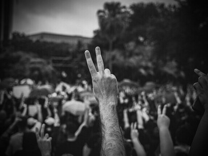 Pour une réorientation politique vers la sécurité humaine, en mettant l'accent sur l'éducation, les soins de santé, et l'application des droits de l'homme pour une paix durable