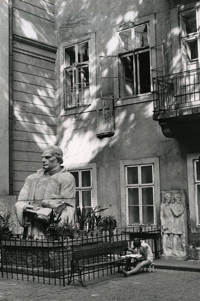 Andre Kertesz, Budapest (courtyard with bust), 1971. The Estate of Andre Kertesz 2015, Courtesy James Hyman Gallery, London