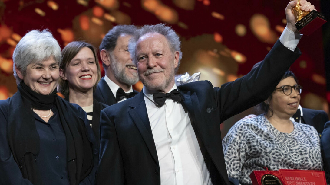 Nicolas Philibert che impugna l'orso d'oro al Festival di Berlino