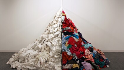 Senza Titolo 92. 1976. 
Eespejo, trapos. Dimensiones según ambiente. 
Obra nº 92 del libro amarillo “Cento mostre nel mese di
ottobre”, Turín 1976. 
Obra única. 
Cortesía de Galleria Continua