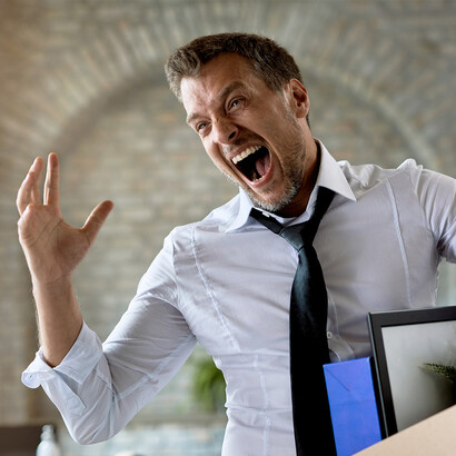 Homem brigando no trabalho. Para evitar o estresse e importante ter uma atitude realista
