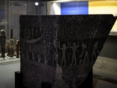 Una sala della sezione egizia del Museo Archeologico di Napoli