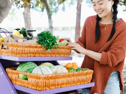 Mulher vende seus produtos na feira. Apesar de sua importância, a agricultura familiar enfrenta barreiras significativas, como baixa produtividade, falta de infraestrutura, escasso acesso a tecnologias e serviços de extensão rural. Este artigo busca contextualizar a relevância global da agricultura familiar, discutir seu papel em países desenvolvidos e em desenvolvimento, e destacar a situação específica em Moçambique